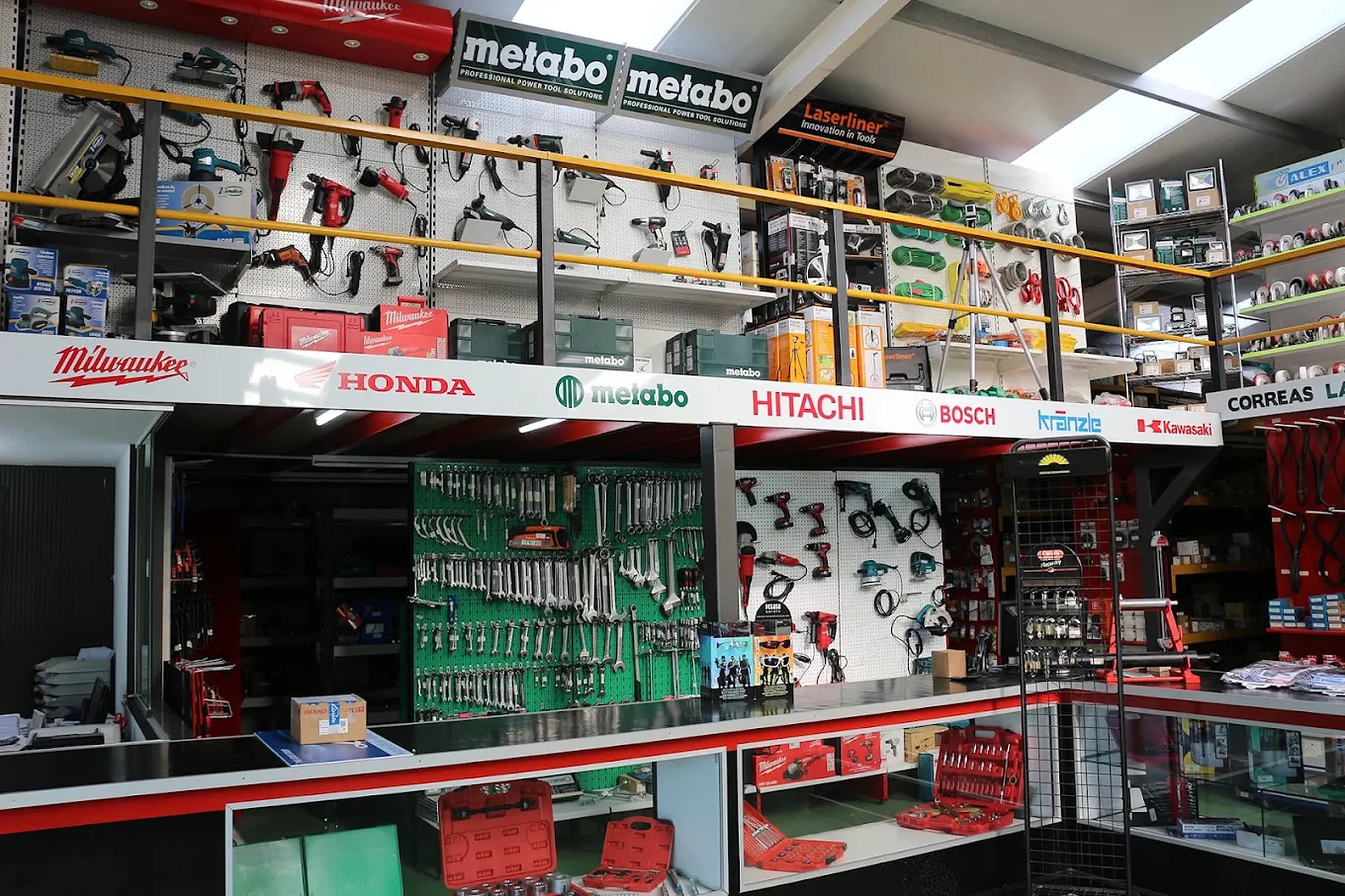 Interior de la tienda: paredes y mostradores llenos de herramienta profesional