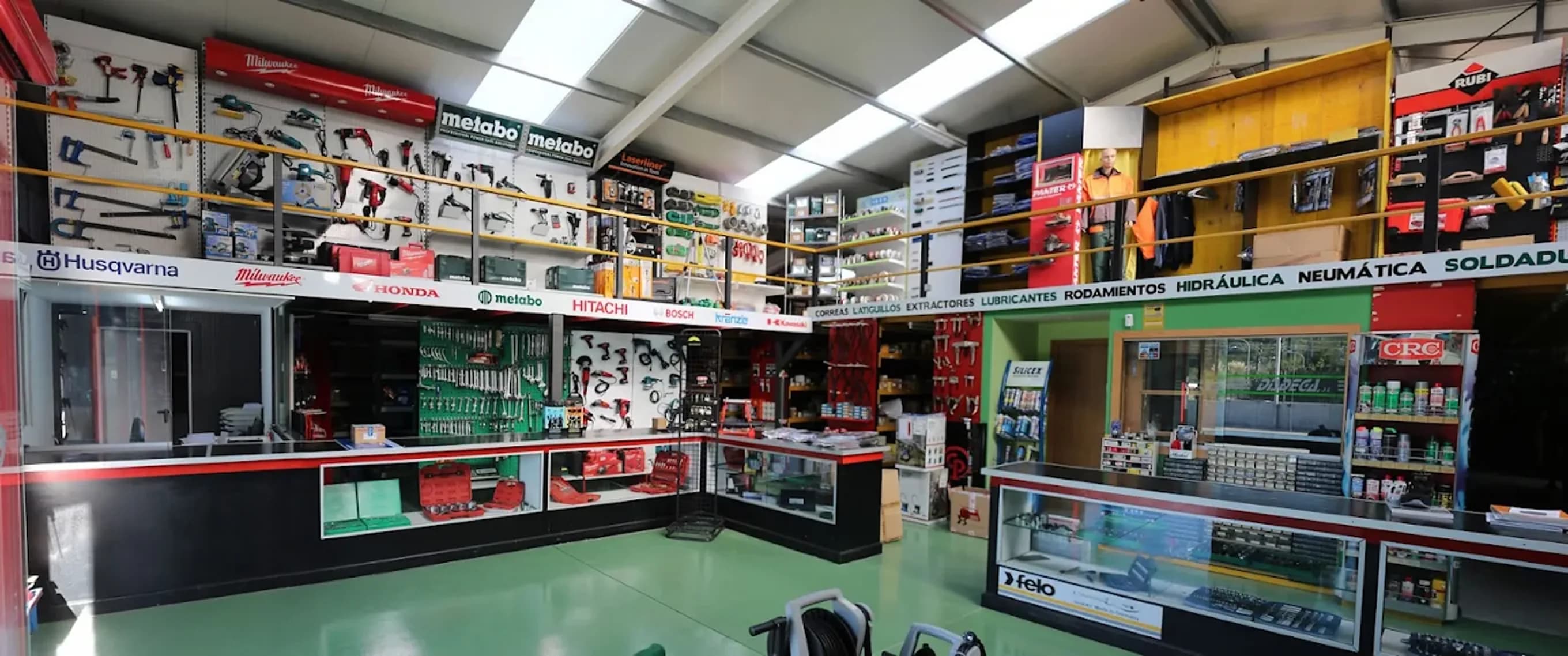 Mostrador de la tienda con expositores de herramienta