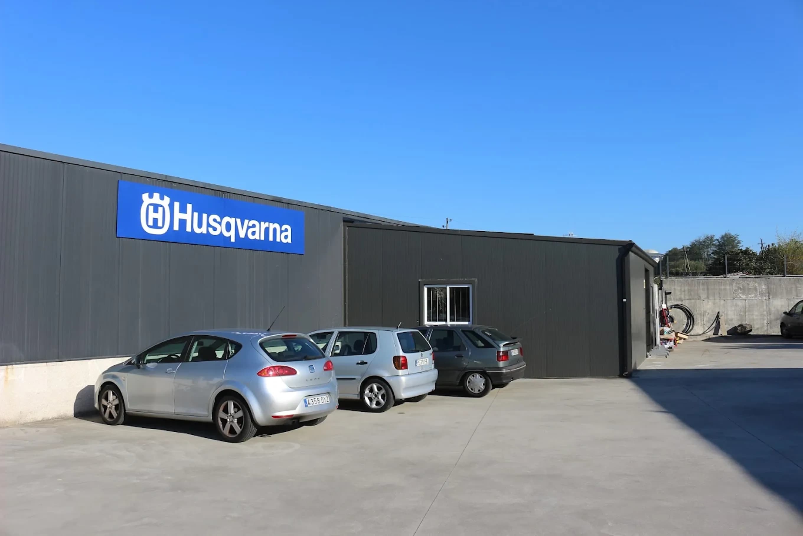 Rótulo Husqvarna en la fachada del taller de DISDEGA
